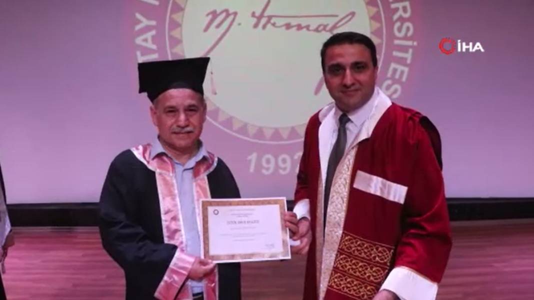 63 yaşında 8. Üniversite diplomasını birincilikle aldı 6